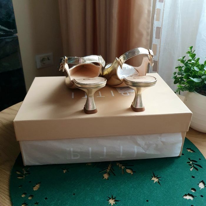 Vând pantof decupat MATEO PITTI nr.40 noi