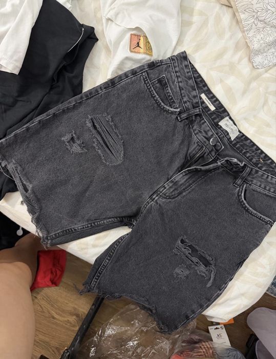 Blugi scurti rupti negrii pull&bear(hugo boss,dsquared2)