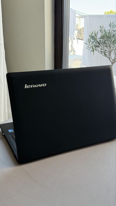 Laptop Lenovo - utilizat, urme minime de uzura