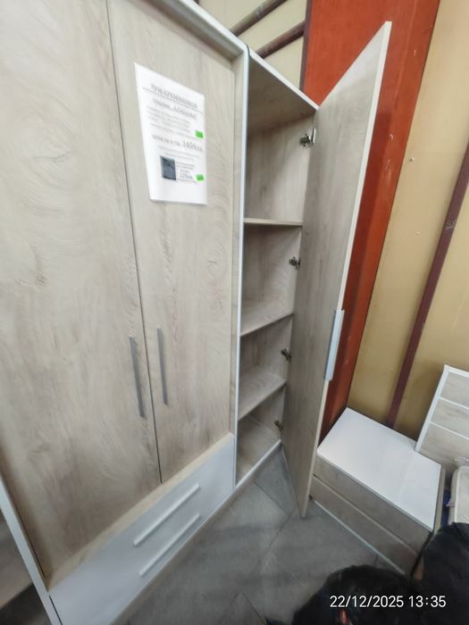 Чисто нов неизползван гардероб