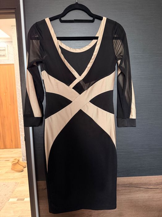 Рокля с гол гръб в черно и златно