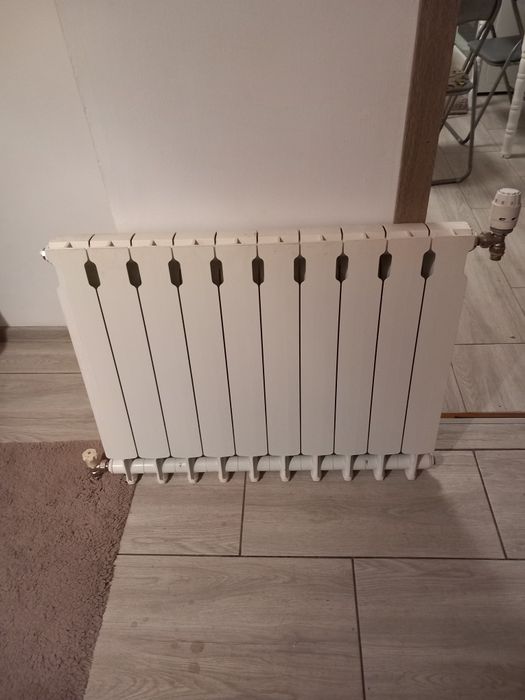 Vând calorifer de aluminiu