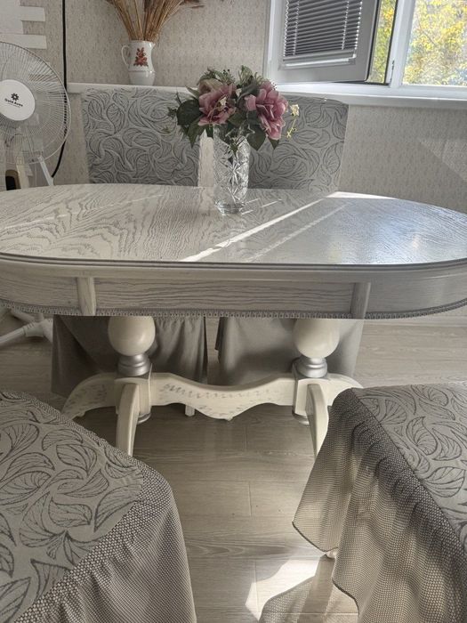 Продается комплект стол и стулья (чехлы на стулья в подарок )