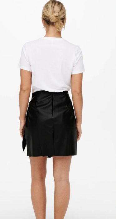 Кожена черна пола