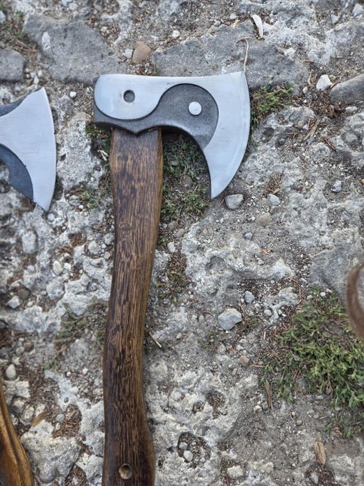 „Уникални брадви за колекционери и ценители"