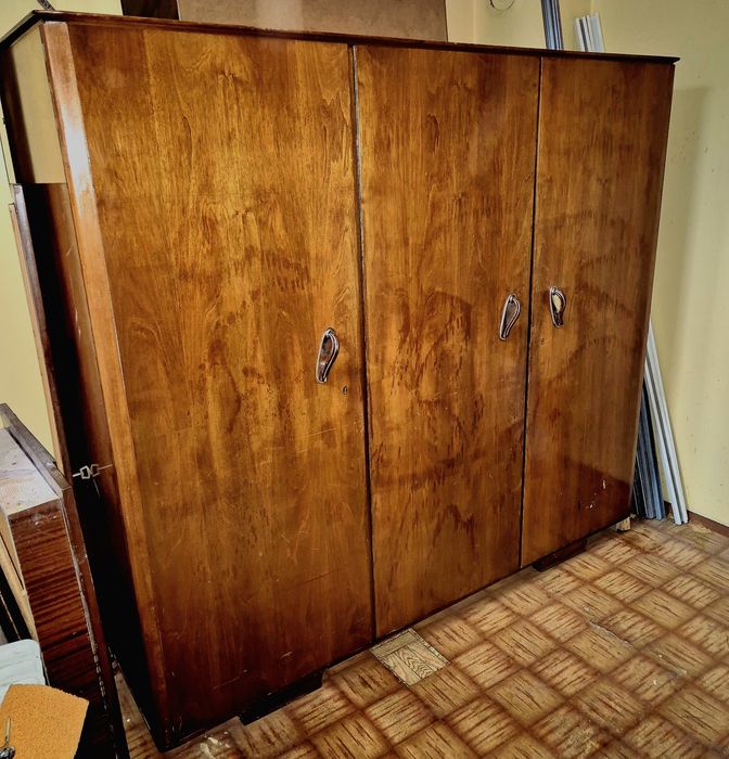 Стар трикрилен гардероб от масив орех