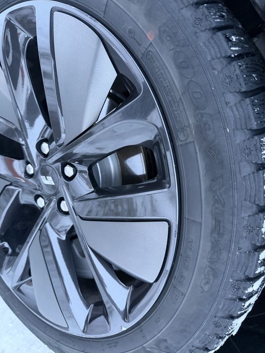 Продам Шины Goodyear Ultra Grip Cross 265/45 R21  зимие шины.