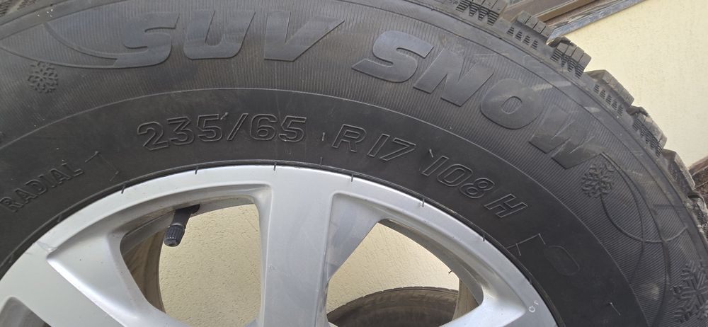Set jante, plus doua seturi de cauciucuri de iarna 235/65 R17 108H SUV