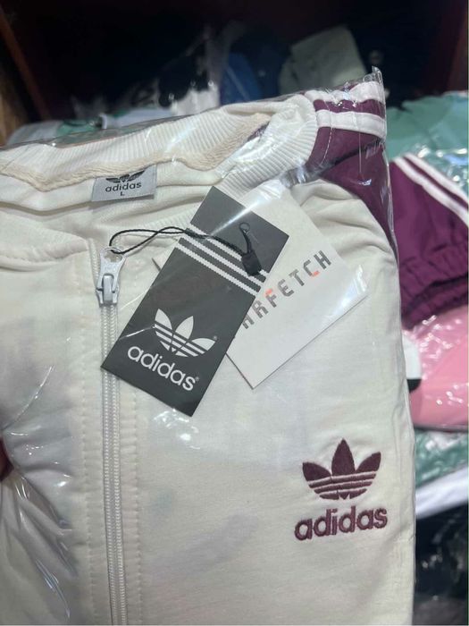 Дамски екип Adidas последен размер Л в бяло и лилаво свежи за пролетта