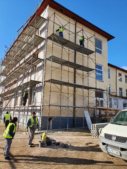 Popi și schele de vanzare și de inchiriat.