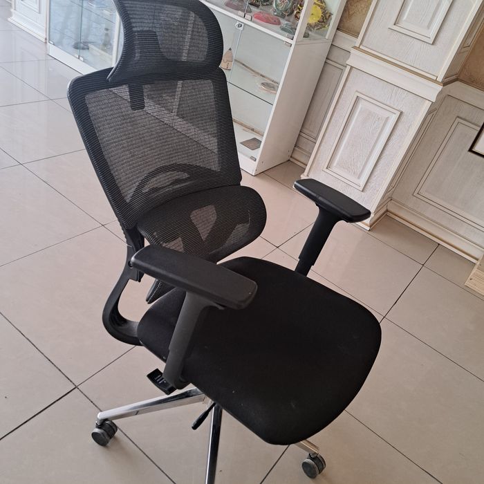 Ofisnoy kreslo, srochna sotiladi