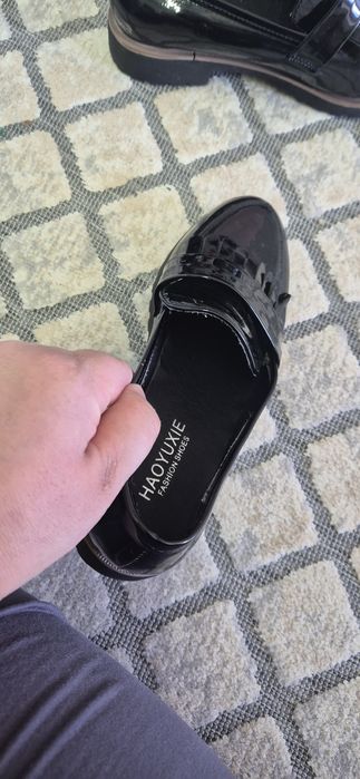 Продам туфли для девочки школьные