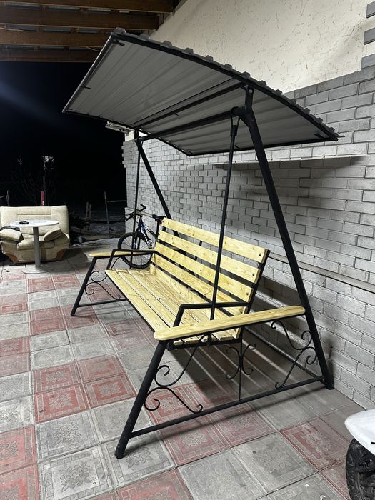 Садовая качеля для дачи