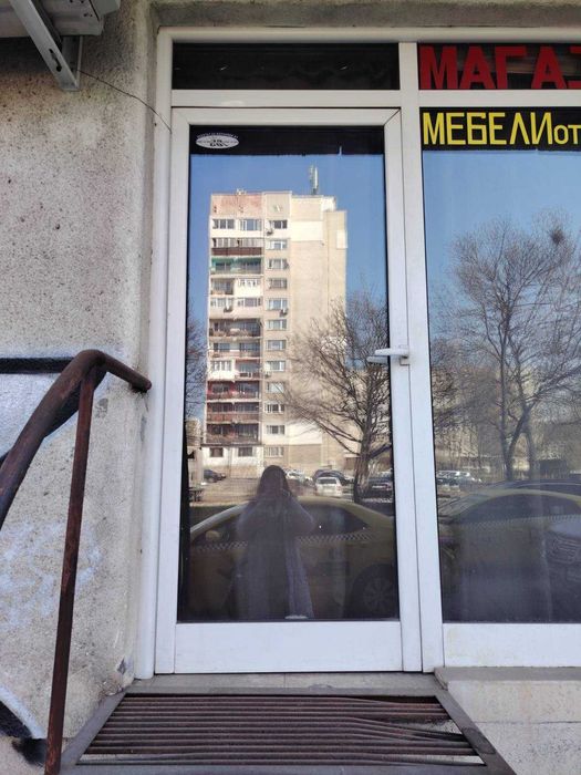 Продавам Витрина за магазин , заедно с метална стълбичка.