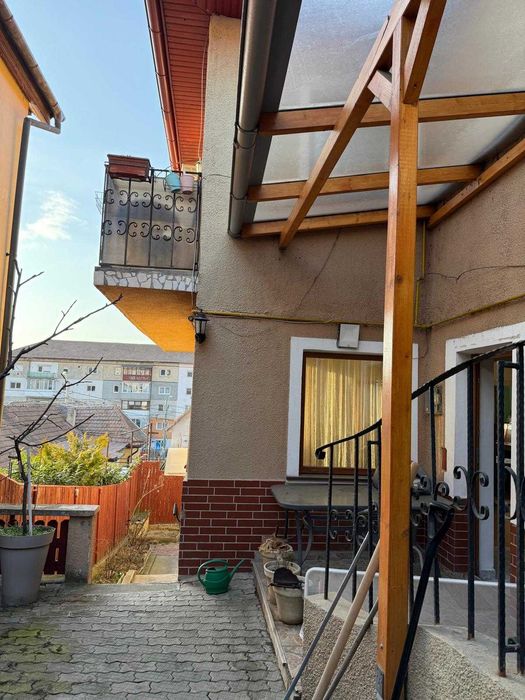 Vând casa pe 3 nivele in Mediaș, cartier Vitrometan, 231m2