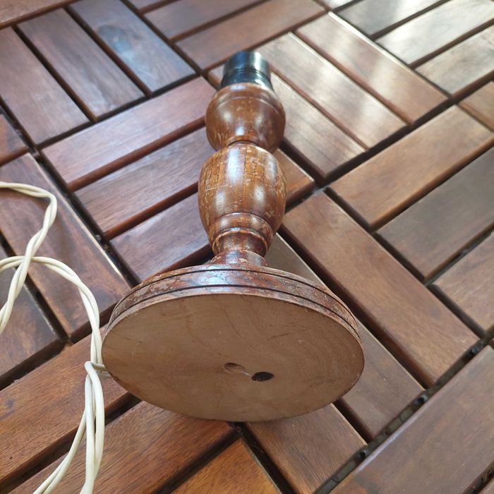 Стара дървена лампа