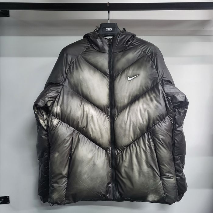 Пуховик Nike термохромный