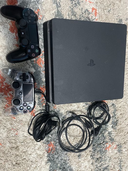 Vând PS 4 cu 2 manete funcționabile,7 jocuri+volan și pedale Mirya cablurile sunt incluse la PS și volan