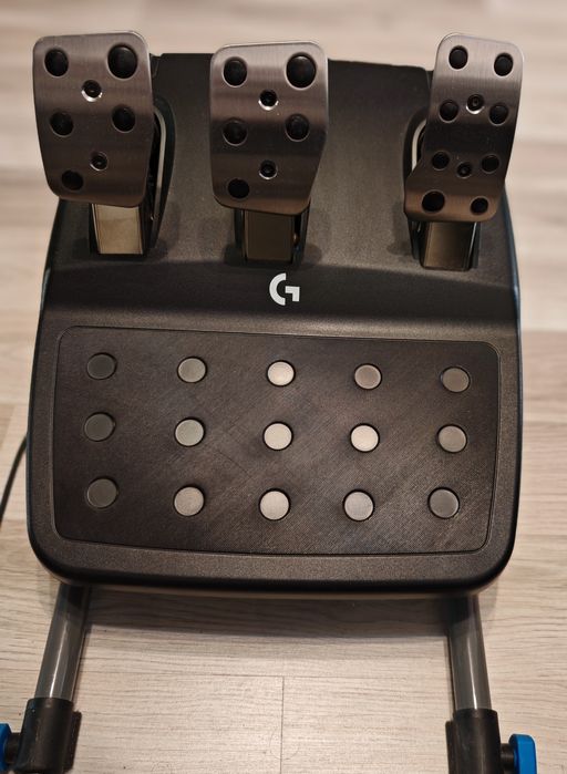 Logitech G923 + Logitech G Driving Force Shifter + Playseat Challenge