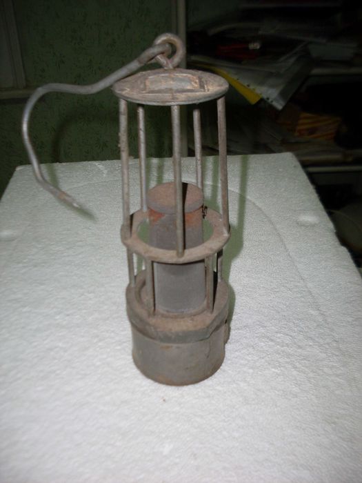 Продавам стара миньорска карбидна лампа .Стъклото и е счупено.