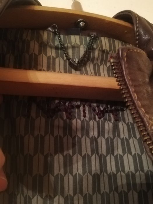 Продам женскую кожаную куртку Naf-Naf