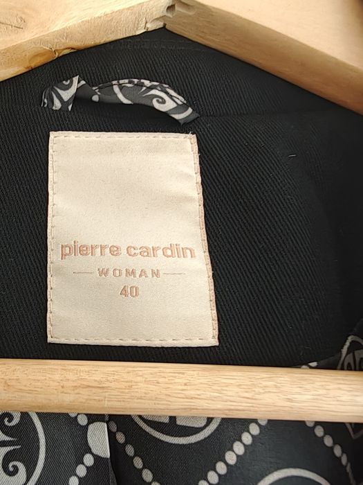 Compleu Pierre Cardin compus din sacou căptușit  plus logo, pantaloni trei  sferturi, elegant , sport, stare impecabila
