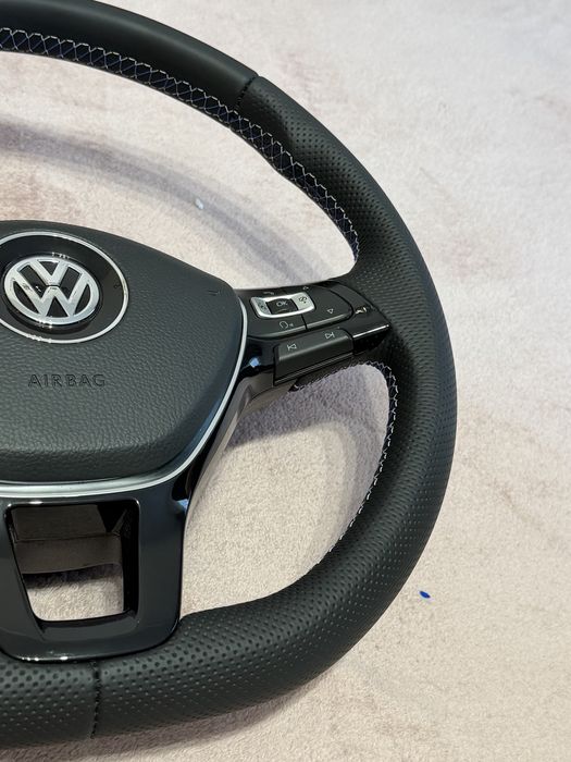 Volan Tapitat cu piele perforata si cusatura alb-albastru Volkswagen B8 , Golf 7 , Golf 8 an 2015+