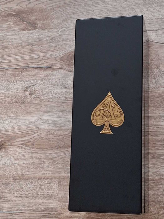 Продавам 2 празни бутилки от шампанско Дом Периньон