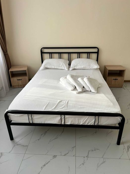 Двуспальная кровать с матрасом