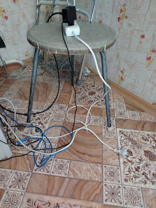 Продам стол и табуретки