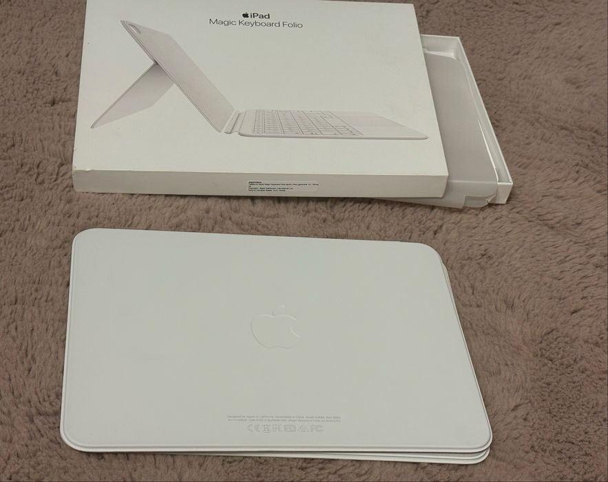Magic Keyboard Folio pentru iPad 10 (generația 10) de la Apple.