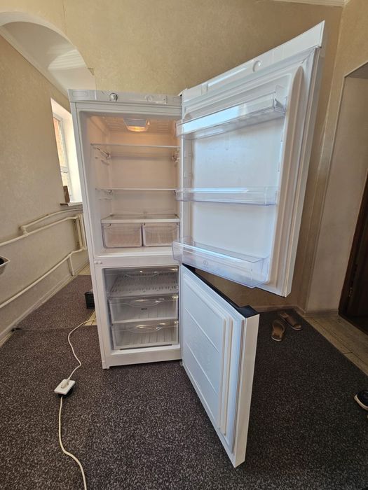Продам холодильник Indesit