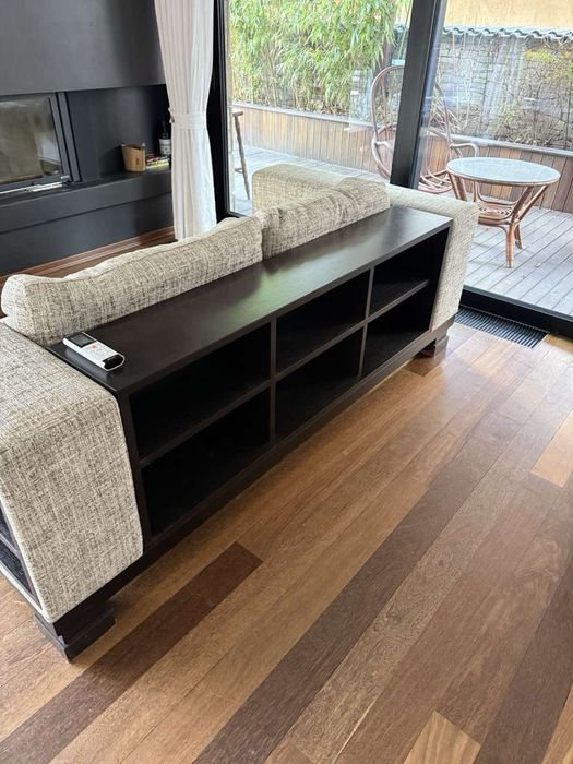 Триместен диван с красив гръб