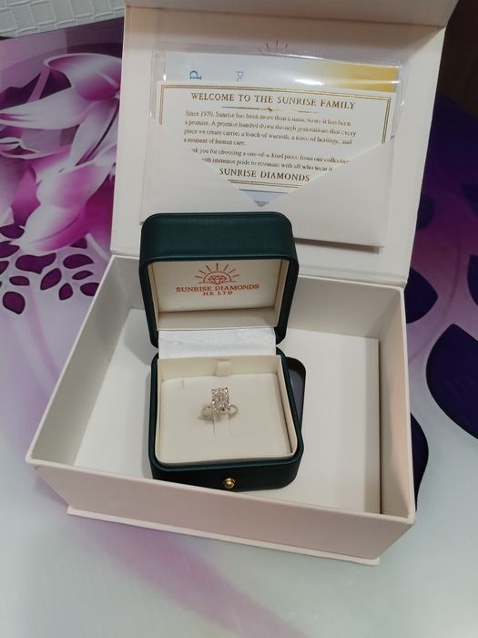 Vând inel cu diamant  prin contract la notar