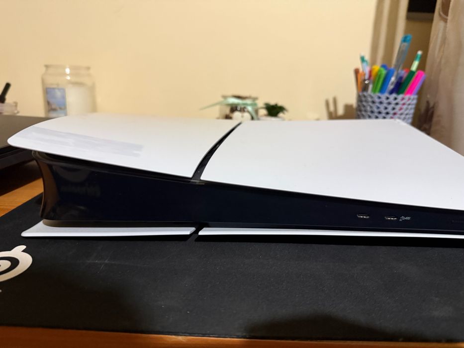 Playstation 5 digital edition, 825GB, plus maneta roz