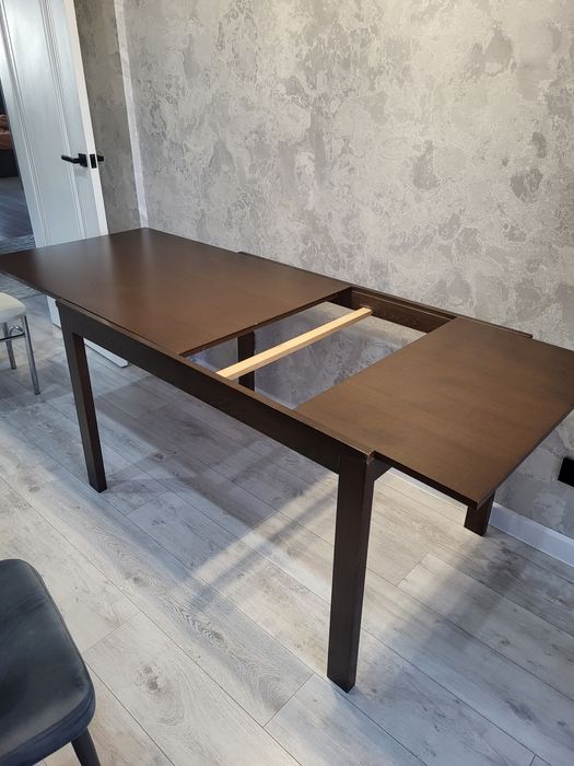 Стол  продаю в хорошем состояний .