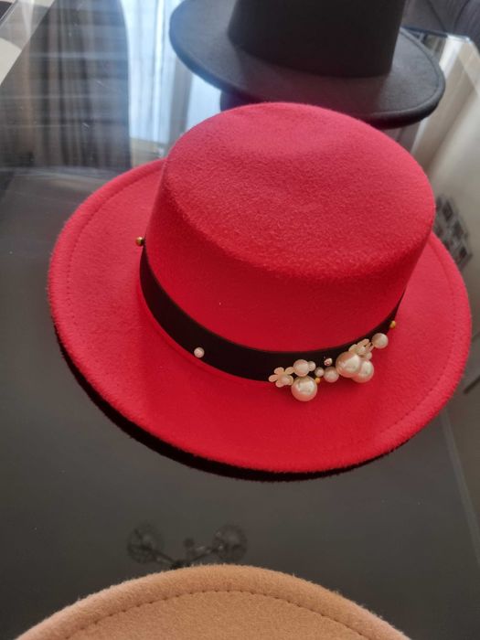 Стилни дамски шапки червена бежова и черна