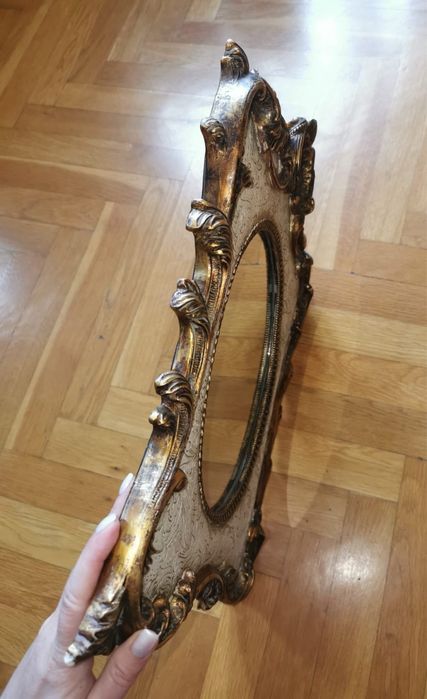 Огледало с височина 45 см и ширина 35 см супер стилно с гръб от плюш