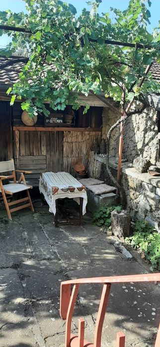 Голяма стара къща в центъра на град Котел  -възрожденски дух и история, спокойствие,чист въздух и сърдечни съграждани.