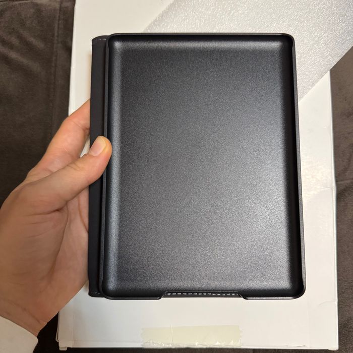 Husă-stand Kindle Paperwhite 11 (6,8”) cu curea de mână