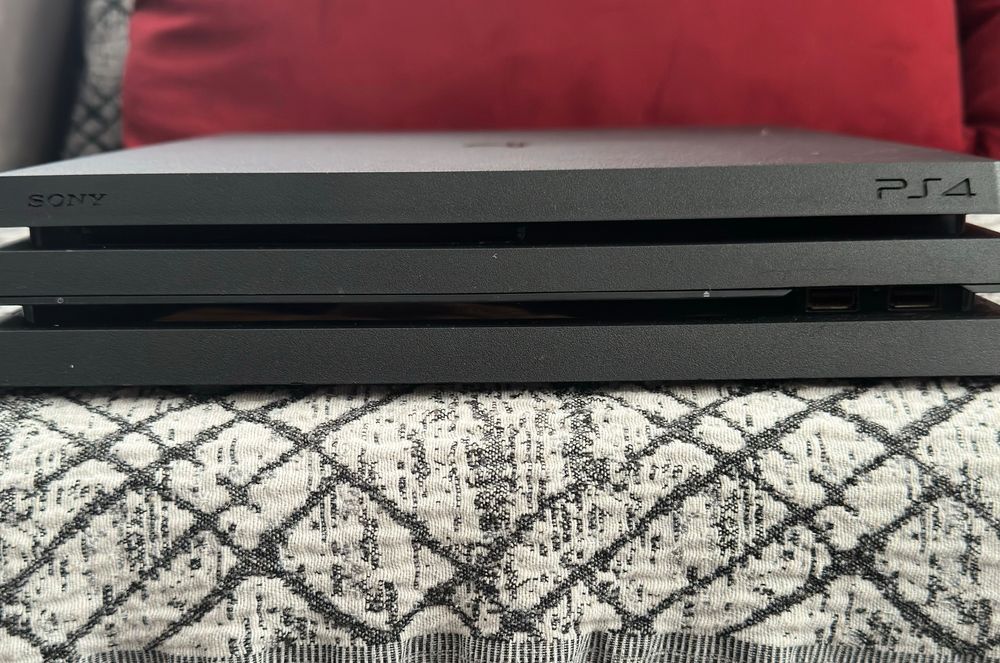 Продавам PlayStation 4PRO + един джойстик