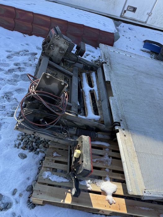 Oblon/ lift hidraulic 24V  de la 7.5T in sus