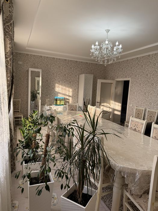 Горка, стол и стулья для гостинной