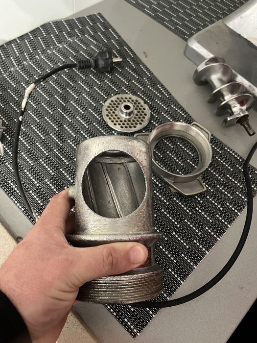 Masina de tocat carne profesionala!!!