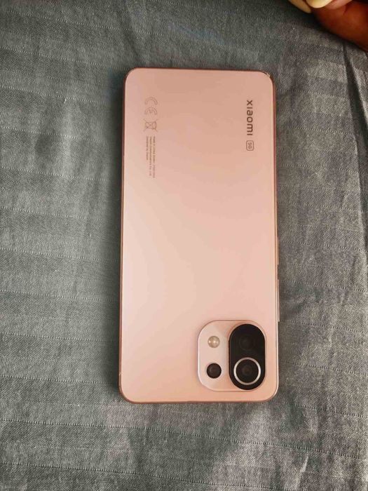 Продавам телефон Xiaomi Mi 11 Lite
