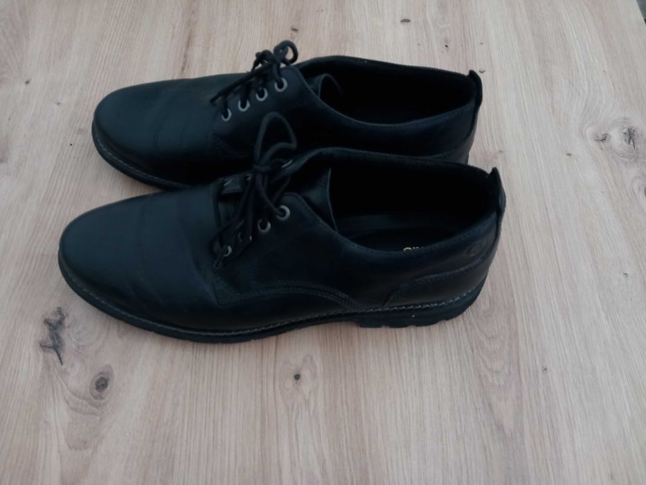Подарявам за абитуриент в нужда мъжки обувки Clarks - Eстествена кожа.