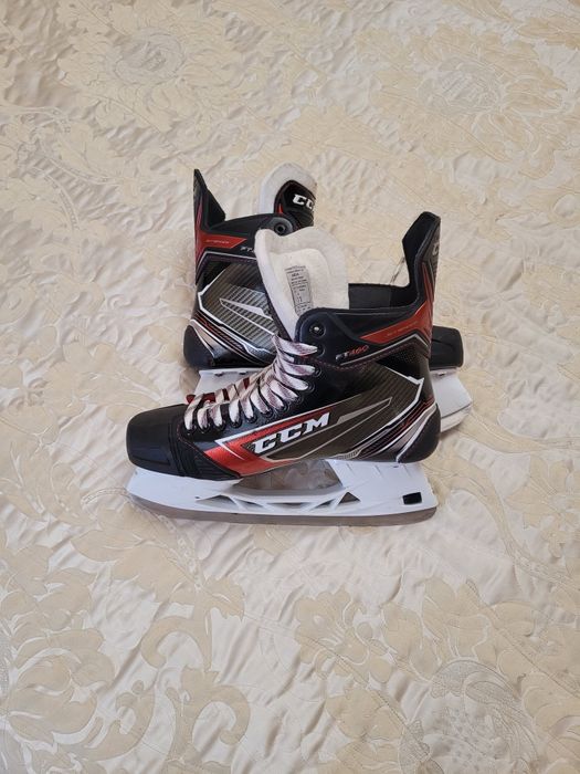 Продам новые коньки хоккейные.