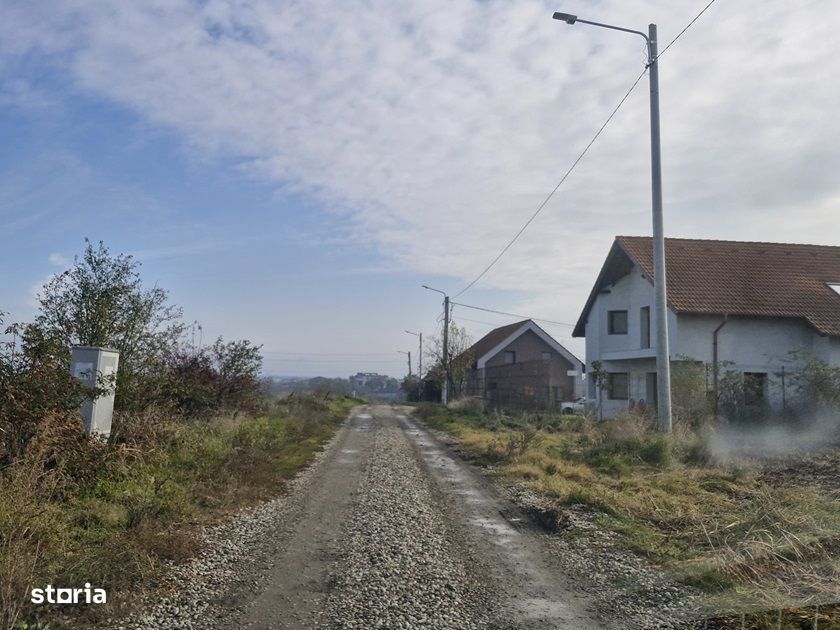 Teren langa case cu utilitati, lac la 300 metri,700 mp, 38500 euro