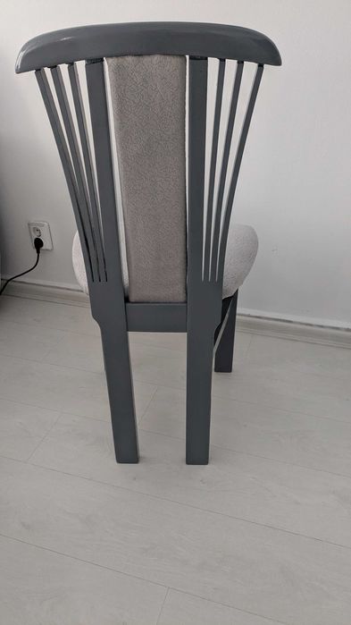 Продавам комплект от 4 трапезни стола от масивно дърво