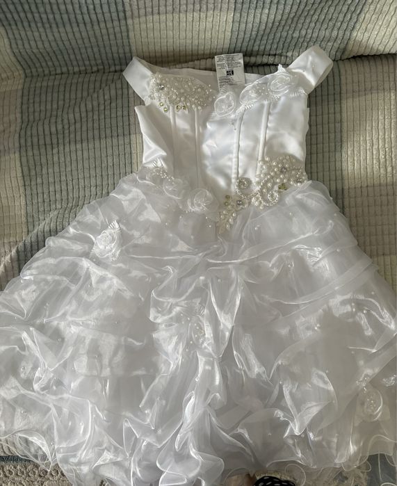 Платье для девочки, новое с этикеткой. На праздники.